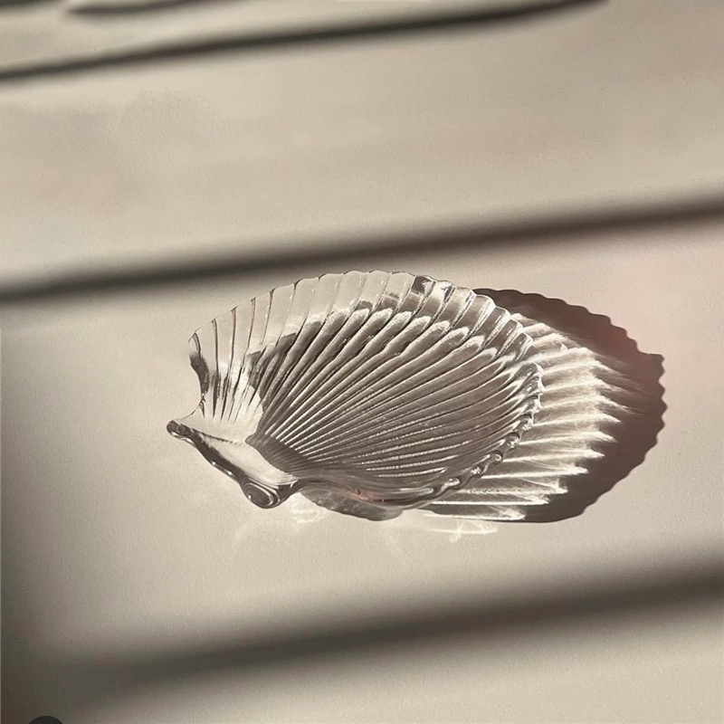 GLASS SHELL DISH