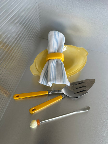 VINTAGE MID CENTURY YELLOW CERAMIC NAPKIN RINGS